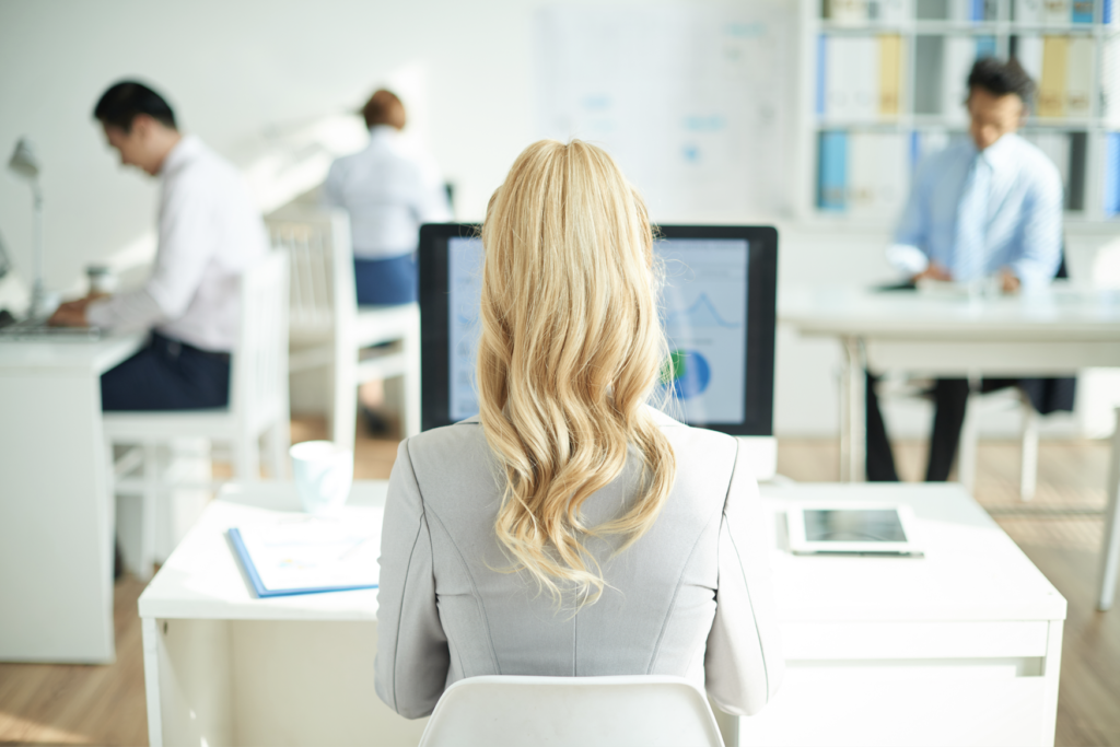 Photo d'une femme travaillant, vue de dos