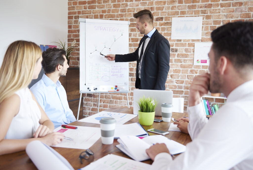  Une image montrant une séance de formation avec un manager de transition et une équipe interne